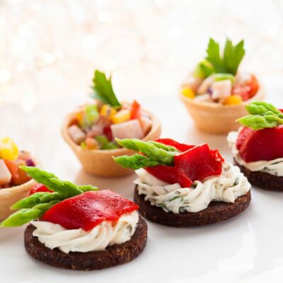 Verrines, brochettes, canapés, petites pièces originales et élaborées pour vos apéritifs et soirées.