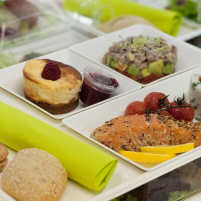 Des plateaux repas variés, tous types de menus, world food, européen, français, végétarien, sans gluten ...